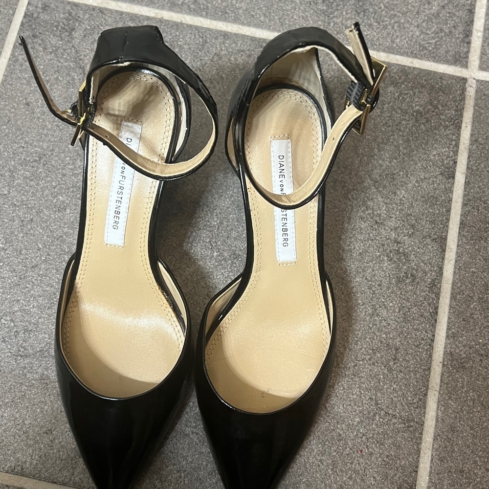 Diane Von Furstenberg women’s shoes Sz 5.5 Wedge Black Patent Ankle Wrap pointed - Picture 4 of 10
